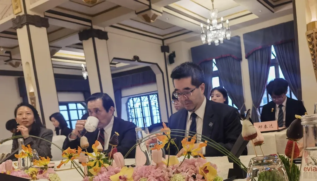柯文哲競辦特別感謝馬前總統與馬英九基金會執行長蕭旭岑。（資料照）
