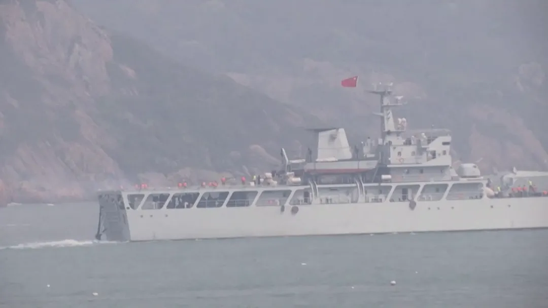 有外媒軍事網站報導，中國大陸正針對台灣，打造新型特殊登陸艦，有延伸120公尺道路，可載裝甲戰車直接登路上岸深入道路。圖為大陸軍艦舷號971登陸艦。（資料照／路透社）