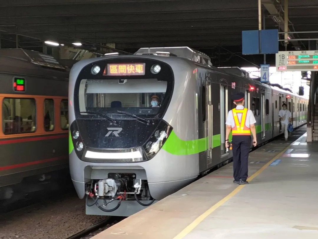 台鐵3日晚間表示,東部幹線對號列車和區間車4日正常行駛,西部幹線、南迴線、環島列車、各支線狀況4日各有調整。(示意圖,資料照/中天新聞)
