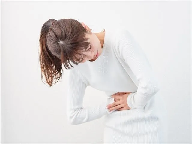 大胃王比賽會造成胃部功能無法正常運作、消化不良，甚至造成急性胃炎、劇烈嘔吐、胃黏膜撕裂、食道破裂、胃出血、賁門口撕裂、胃輕癱等。（示意圖／資料庫）