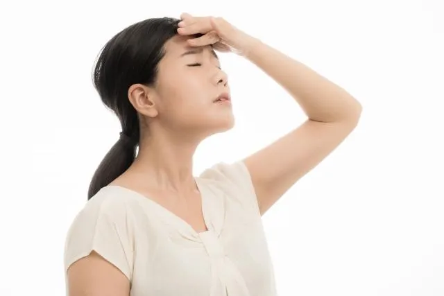 一名65歲女子是第四期慢性腎臟病患者,某天突然嚴重頭暈,送急診後確認高血鉀,是一種代謝性酸中毒,緊急洗腎才救回一命。(示意圖/photoAC)