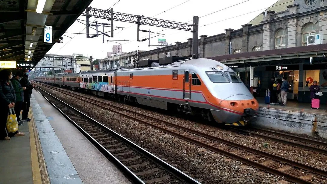 台鐵125次自強號列車於今(25)日下午1點駛入南港站時,因機車底部疑似發生故障,導致冒出大量濃煙。(示意圖,非當事列車/資料照)