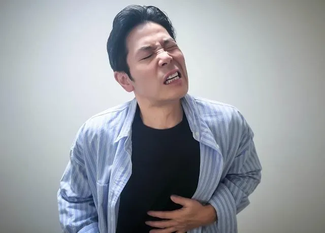一名50歲男性長期糖尿病,腹脹非常多年,近期食慾下降。(圖/photoAC) 