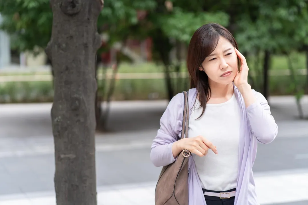 1位40多歲的女性左側臉頰與下唇出現麻木，伴隨牙齦刺痛感，持續了3個多月，竟是乳癌轉移至下頷骨導致。（圖／Photo AC）