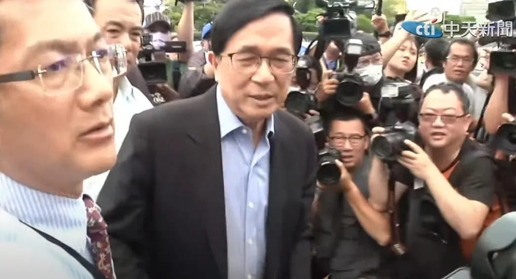 阿扁將訴願書遞交給總統府公共事務室主任高遵(左)。(圖/中天新聞).jpg