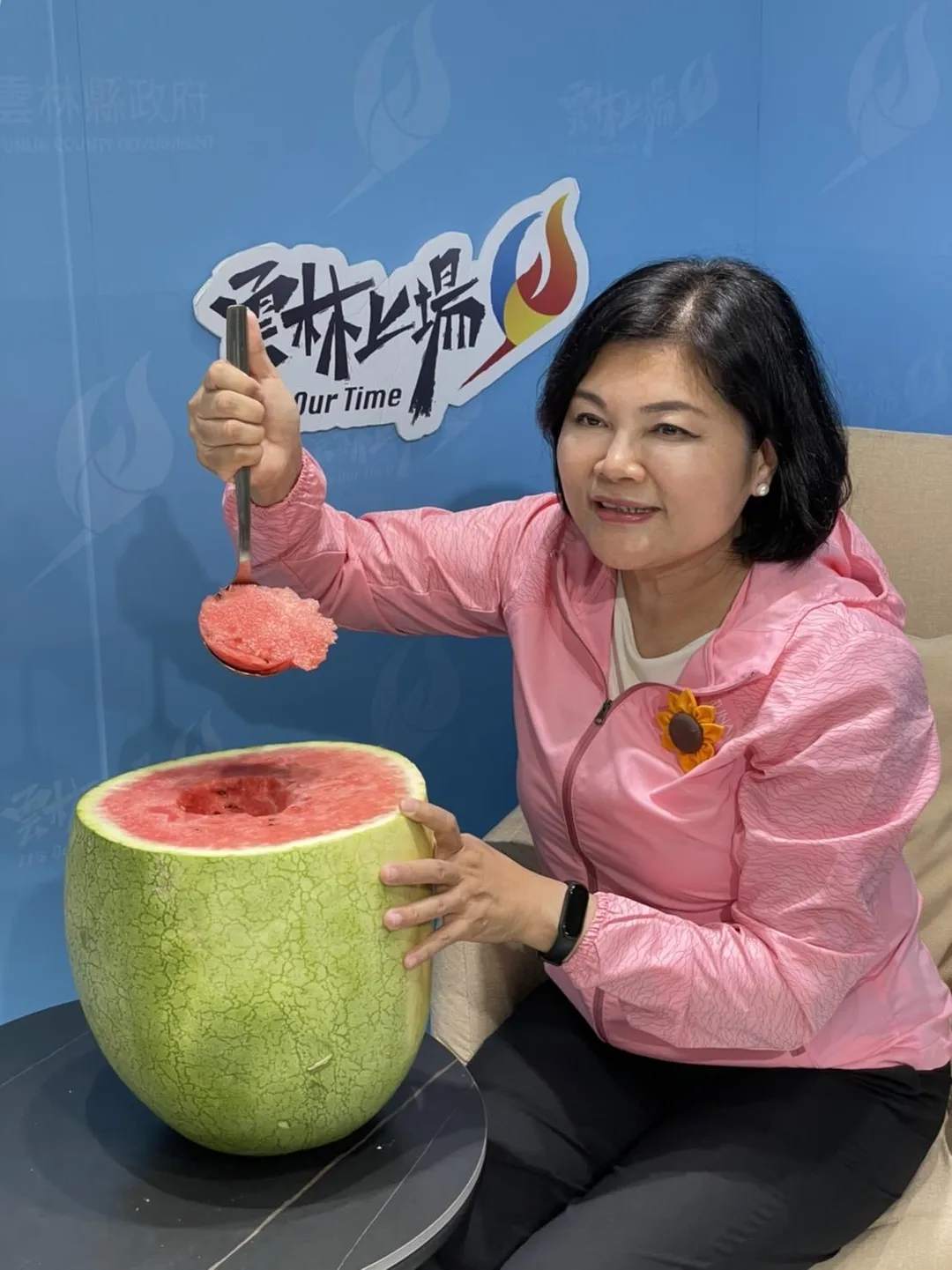20230503張麗善吃西瓜2.jpg