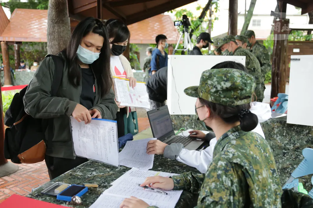 國軍首次女性教召的報到情形。(圖/國防部)