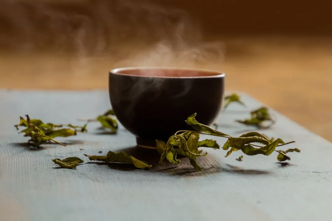 黑芝麻粉、玫瑰薄荷茶熱熱喝,能保暖還可以打敗冬天的壞心情。(示意圖/Pixabay)