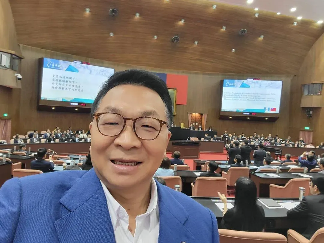 綠營側翼25日痛罵時代力量於交通召委選舉支持國民黨,《不禮貌鄉民團》狠酸民進黨敢推陳歐珀參選不知誰給的勇氣。(圖/翻攝陳歐珀臉書)