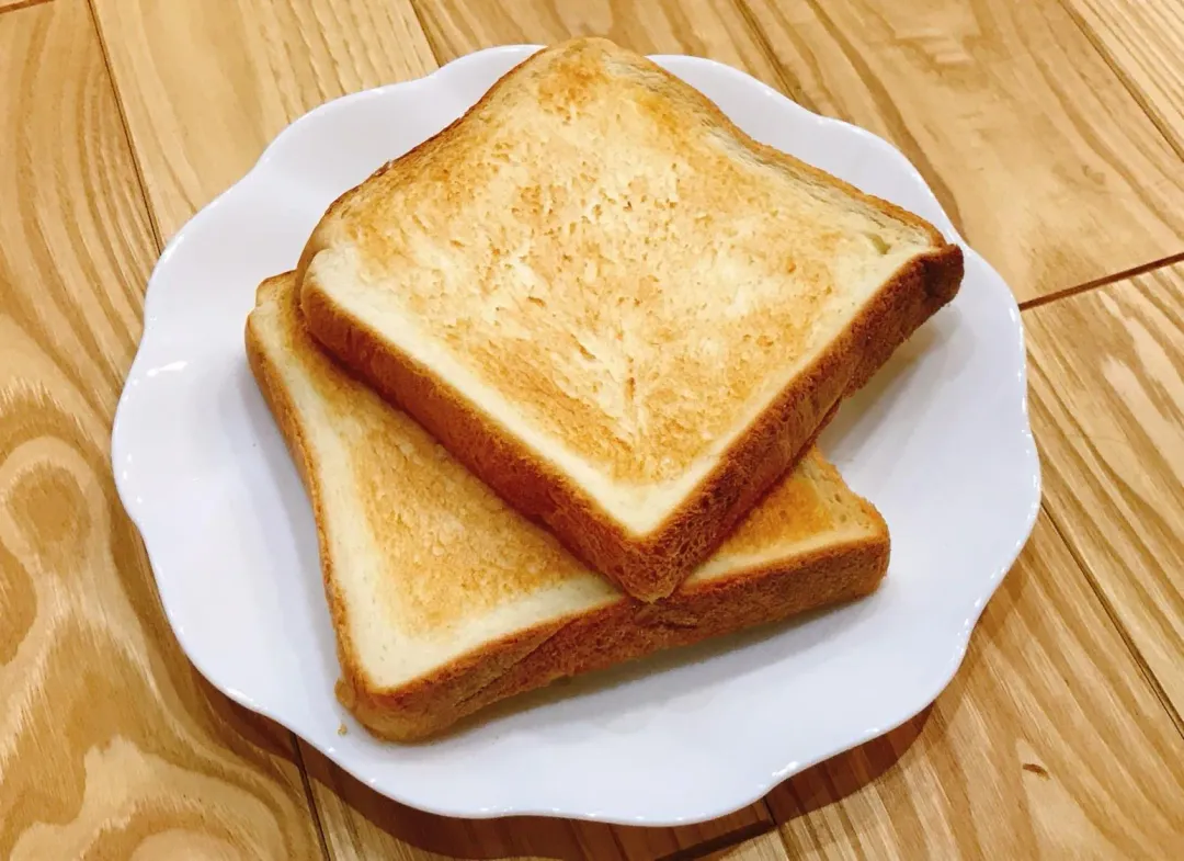 腸胃炎只吃吐司、白粥不僅營養非常不均衡,反而還會拖慢恢復速度。(示意圖/photoAC)