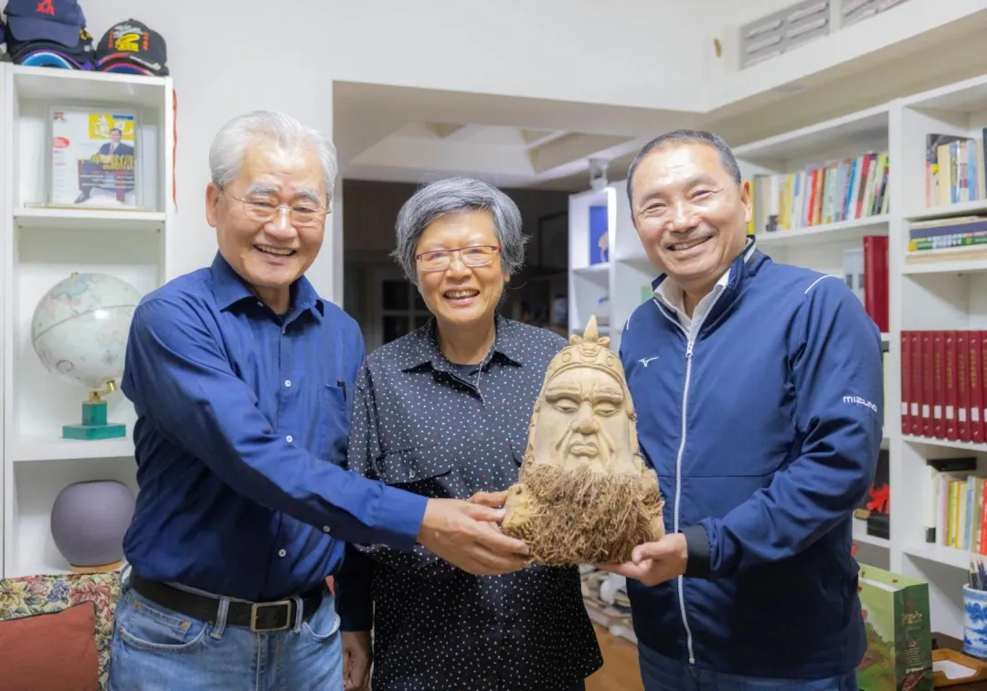 陳榮貴表示,當年是毛治國(左)替苗栗縣調度資金,才讓縣府能發出員工薪水、廠商工程款、社會救濟金。(圖/翻攝侯友宜臉書)