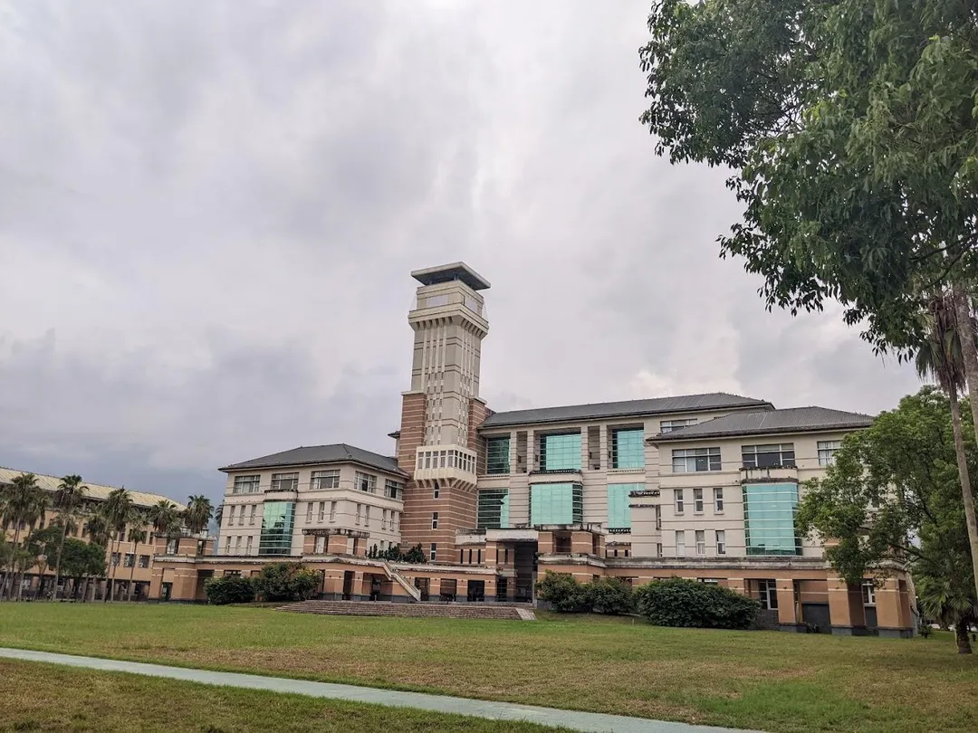 國立東華大學因應校園交通安全問題，自9月3日起實施新的機車管制措施，要求學生必須申請車證才能通過閘門進入校內。（圖/翻攝自Google Maps）