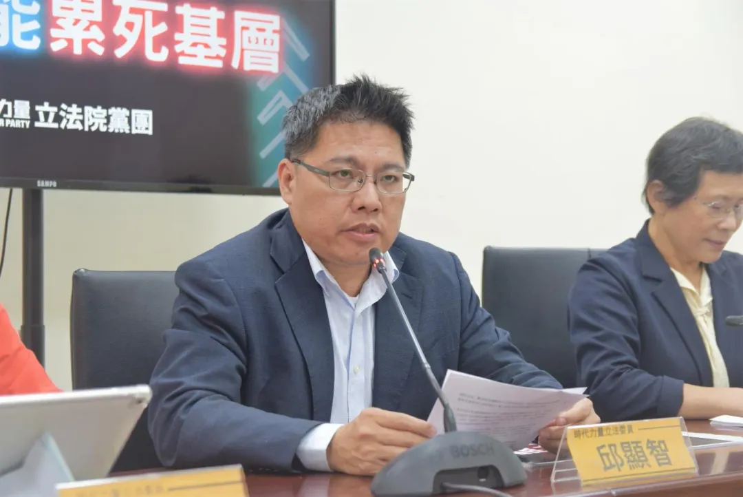 邱顯智25日質疑,黃珊珊接受收購社子島土地建商的310萬元政治獻金,其中是否有對價關係。(圖/時代力量提供)