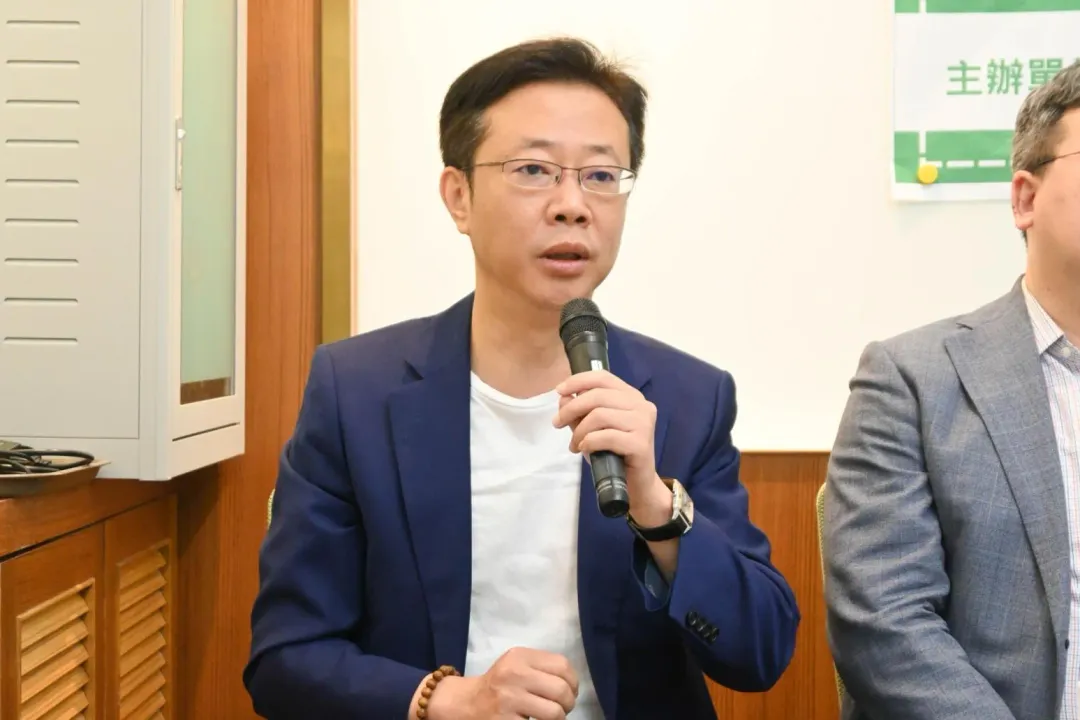 張宏陸競辦表示,小編不熟法規上傳了有疑慮的照片,相關責任張宏陸會概括承受。(圖/翻攝張宏陸臉書)
