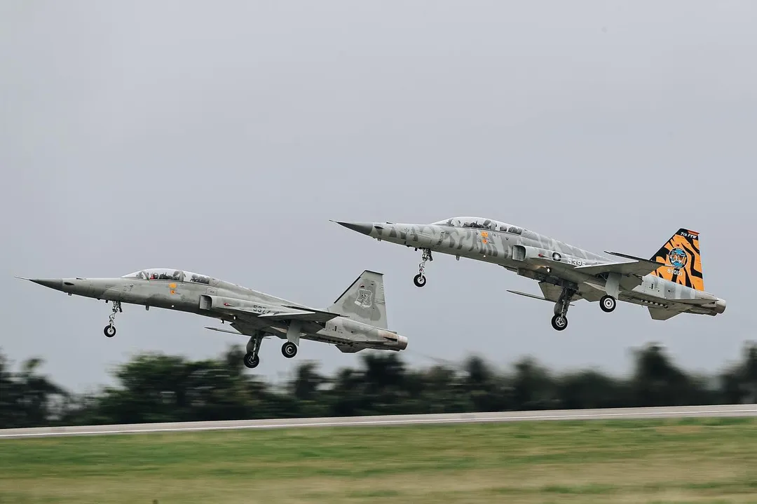 志航基地編隊起飛的F-5F戰機。(圖/軍聞社)