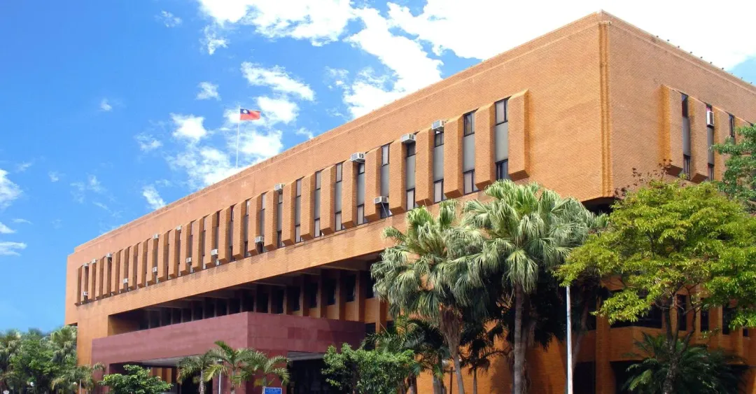 台北地院考量徐男再不回美國就要被開除，裁定他以70萬元交保解除境管。（圖／翻攝台北地院官網）