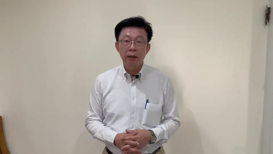 許智傑29日對參選高雄市長表態曖昧,身旁的柯志恩開酸「藍綠女都比男勇敢」。(圖/中天新聞)