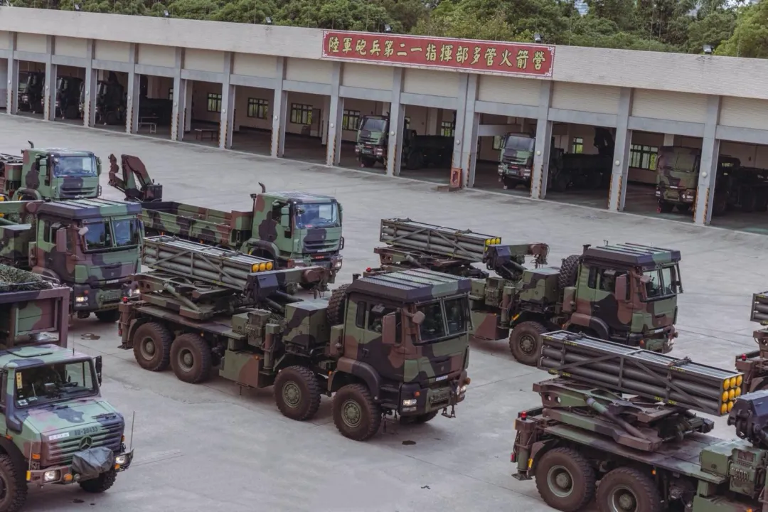 雷霆2000多管火箭採用MAN底盤發射車、IVECO彈藥車(圖左後)及賓士指揮車(圖左前)。(圖/中天新聞)