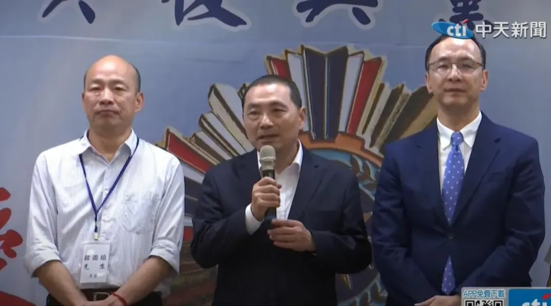 侯友宜和韓國瑜同台。(圖/中天新聞)
