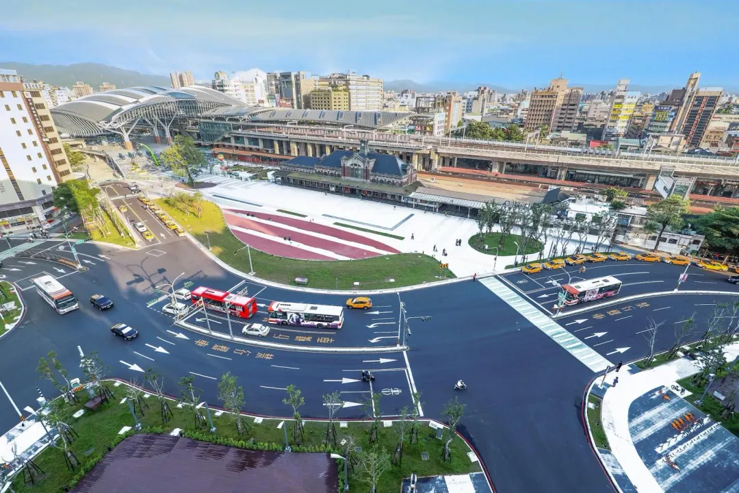 台中車站是台中百年以來的發源地，新火車站及鐵路高架、綠空廊道均建設完成，市府持續擴大交通建設，讓舊城區再發展活化。
