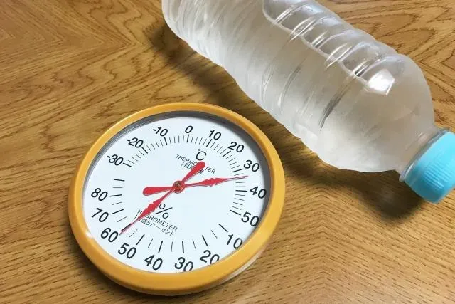 預防熱中暑的關鍵在於採取適當措施，首先應盡量避免在最熱的時段外出，如必須外出，要確保充分補水。（示意圖／photoAC）