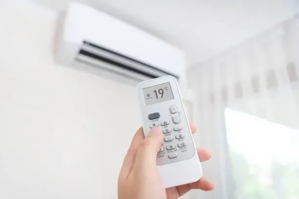 夏天戶外太熱,大家口罩戴不住,且只想關上窗戶、躲在室內吹冷氣,進而增加了互相傳染的機會,造成疫情大流行。