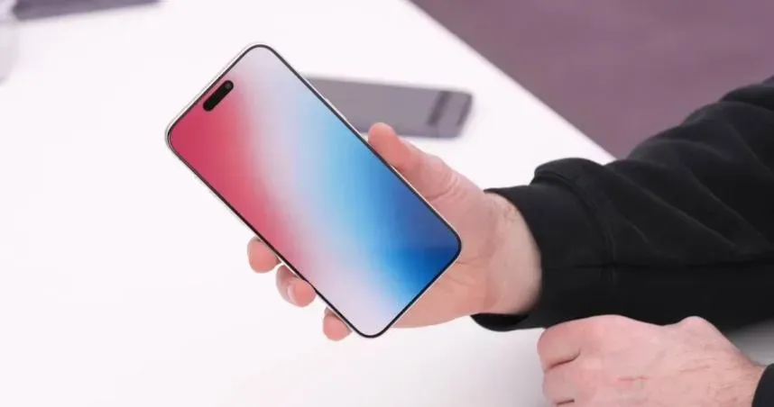 iPhone 15 模型機。（圖／翻攝自YouTube）