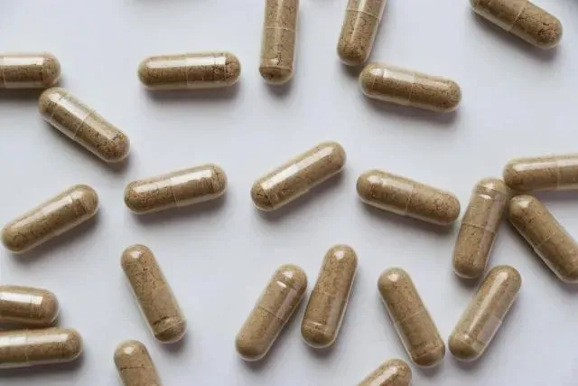 膠囊的藥物會產生「黏性」，黏住食道黏膜，若藥物屬性較刺激，就有可能直接刺激食道黏膜。（示意圖／photoAC）