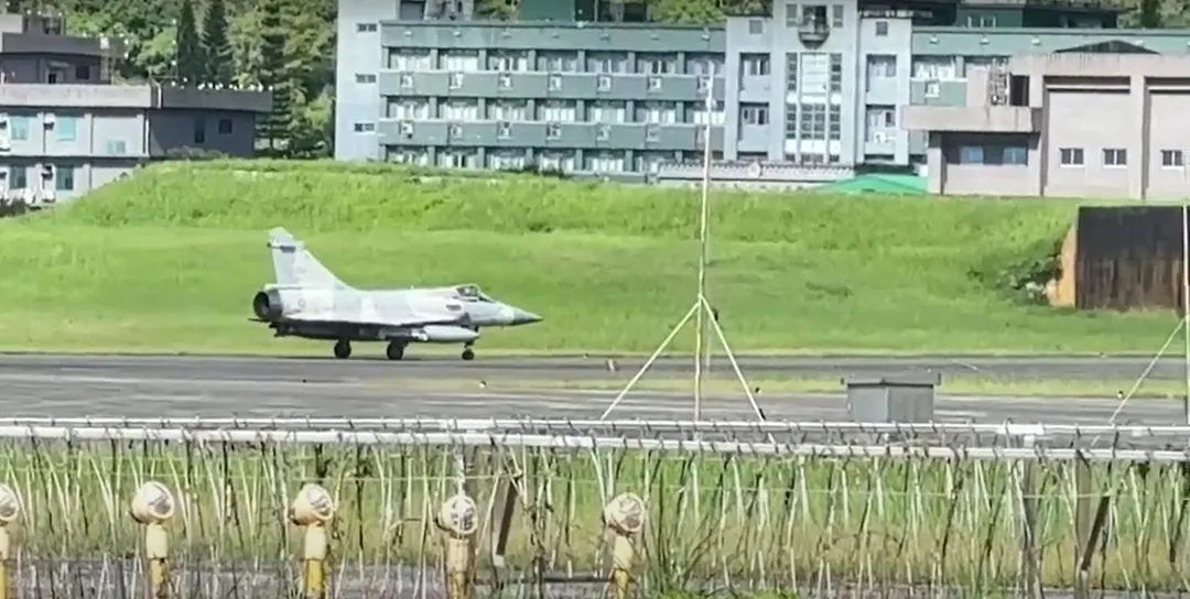 花蓮空軍基地旁的佳山基地在山區設有洞庫。圖為佳山基地示意圖。(圖/中天新聞)