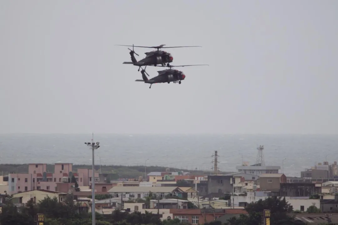 國軍漢光39號演習期間,於桃園機場舉行反空降操演,由UH-60M黑鷹直升機擔任紅軍攻擊軍,載運兵力降落桃園機場。(圖/中天新聞,李俊毅攝)