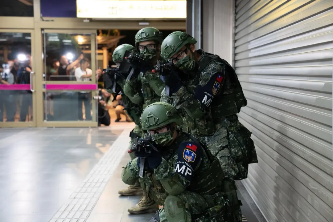 漢光演習期間,憲兵與警、消人員於台北車站進行針對關鍵基礎設施防護進行演練。(圖/軍聞社提供)
