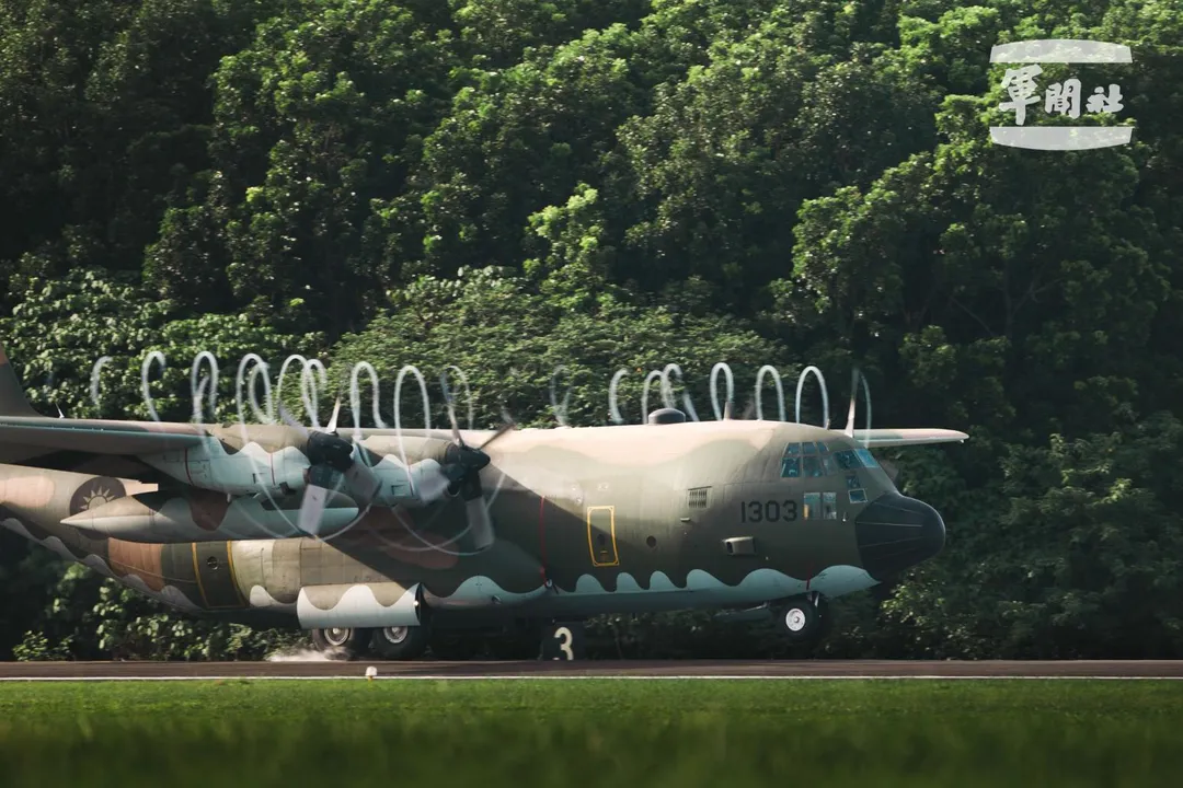 C-130H運輸機戰備轉場演練。(圖/軍聞社)