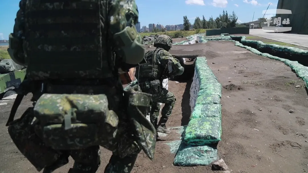 漢光演習反登陸國軍士兵進入戰壕警戒。（圖／國防部）