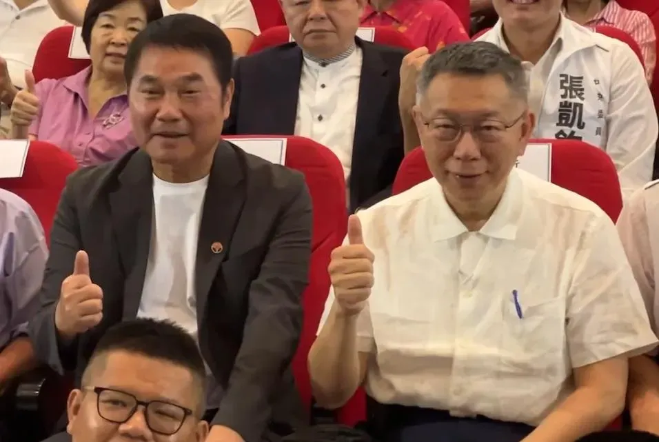 鍾東錦(左)相當支持柯文哲(右),也多次表達感念對方。(圖/中天新聞)