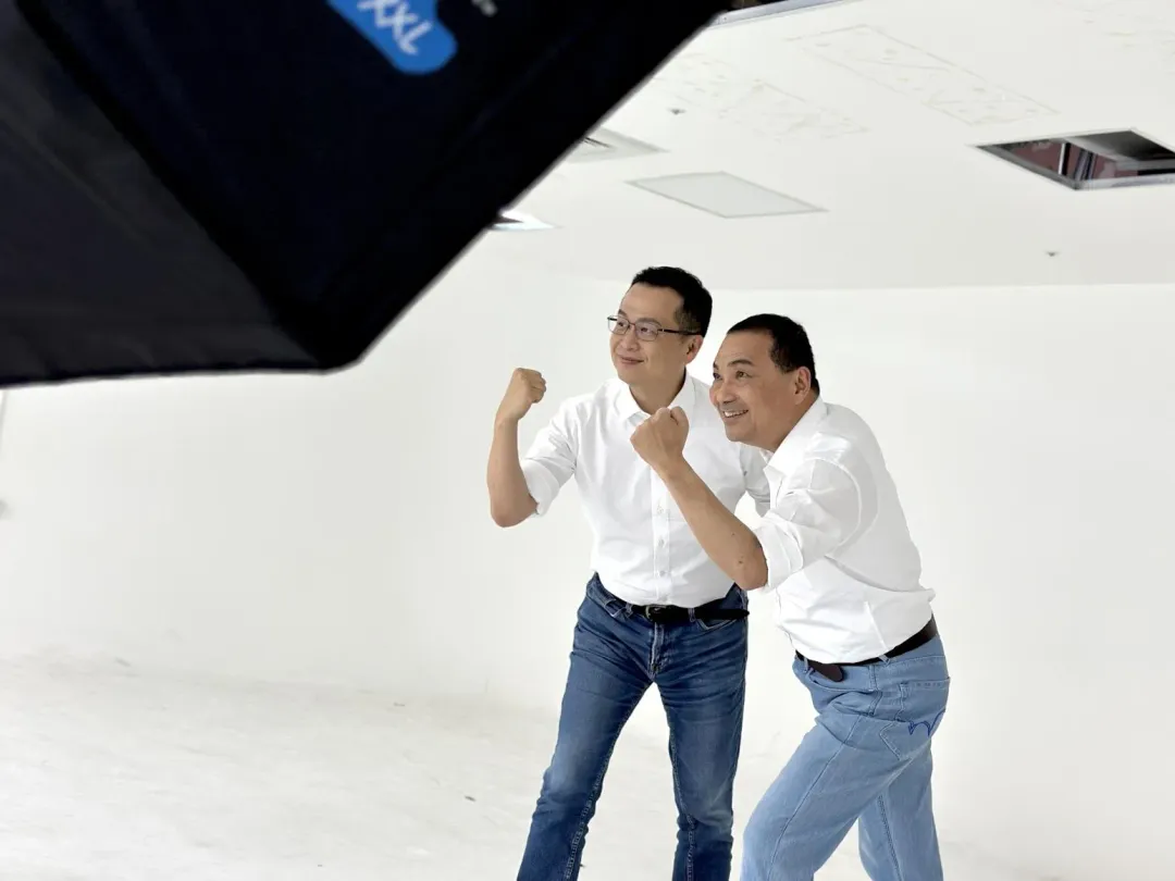 國民黨立委參選人羅智強(左)和總統參選人侯友宜(右)合影。(圖/侯友宜辦公室提供)