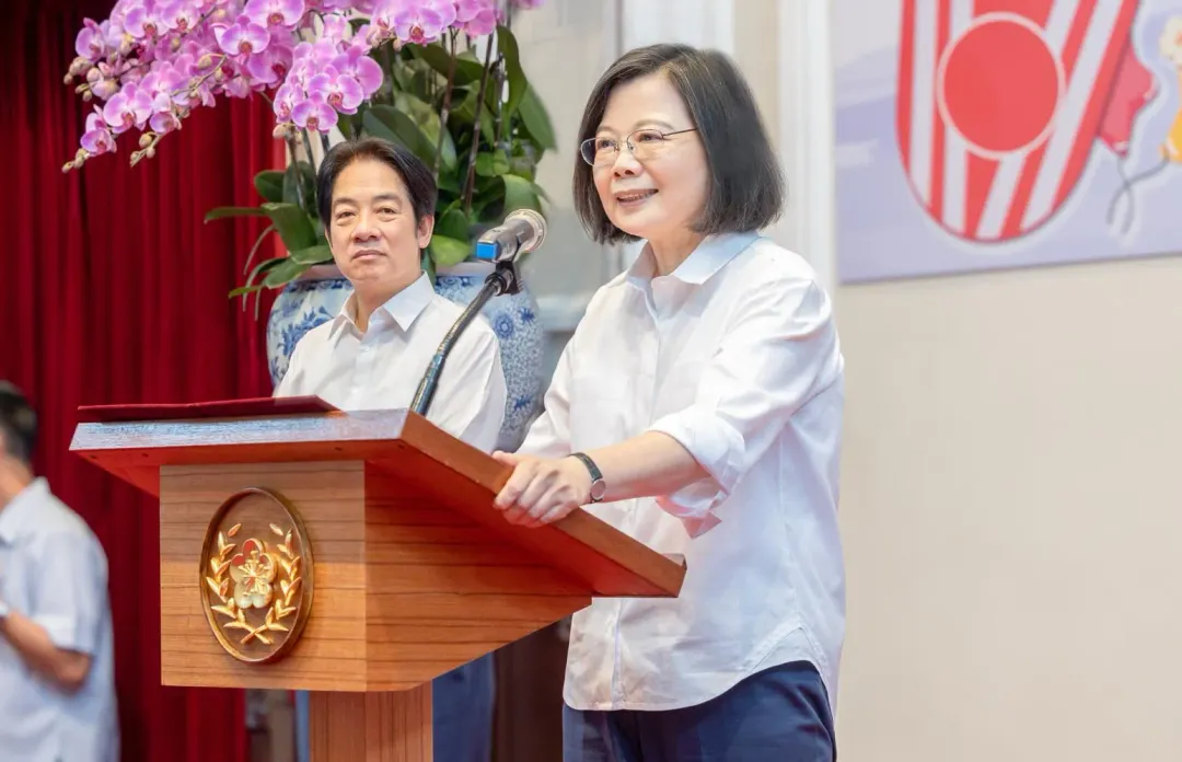 林濁水認為,執政團隊「不講責任,只想解釋,這就是小事變災難的關鍵。」圖為總統蔡英文(右)和副總統賴清德(左)。(資料照/蔡英文臉書)