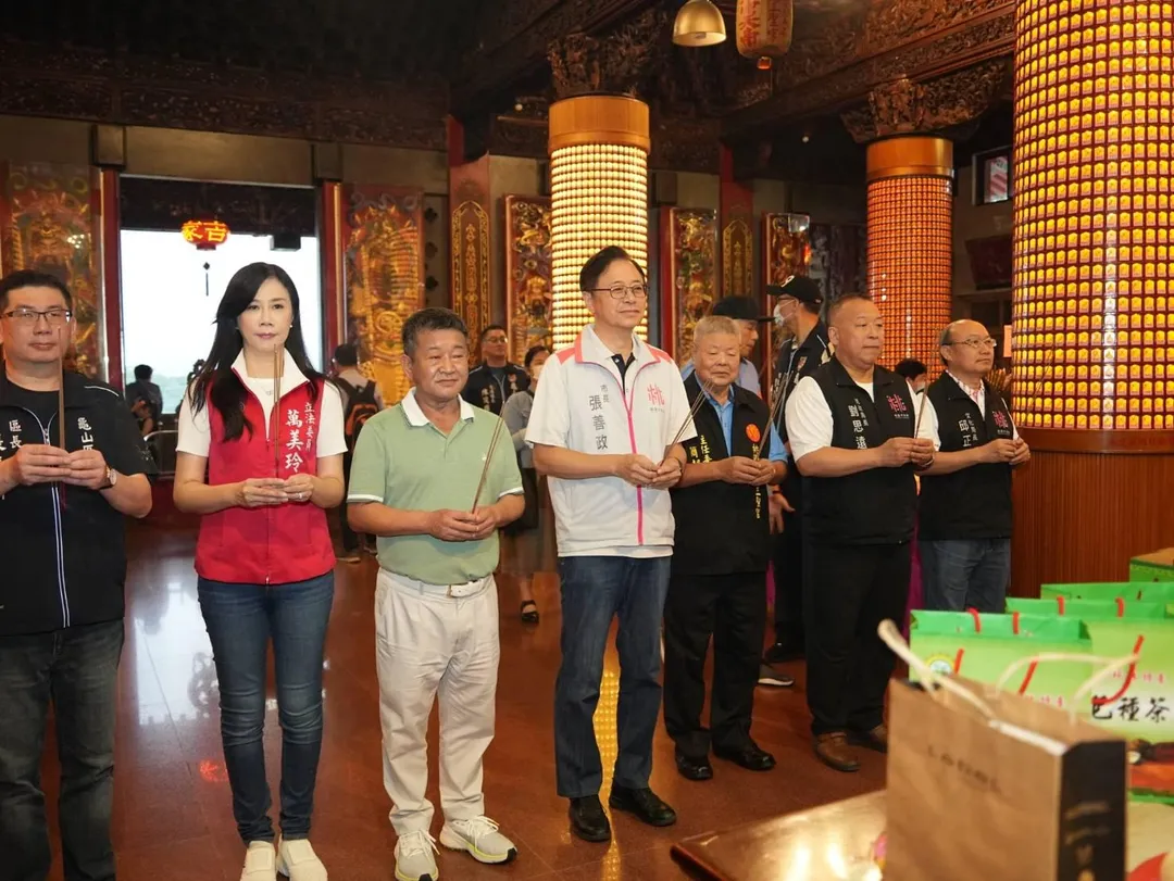 張善政（中）積極為桃園市藍委爭取反罷免支持。圖為張善政與萬王玲（左二)赴廟上香祈福。（桃園市政府提供）