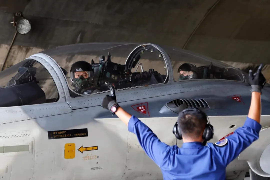 空軍司令部今（10）日表示，馬公基一架IDF型戰機，於夜間執行例行飛行訓練，降落馬公機場跑道時，因輪胎癟氣於跑道上停機，並即關閉跑道，所幸人、機均安。（資料圖／翻攝自國防部發言人臉書，示意圖）