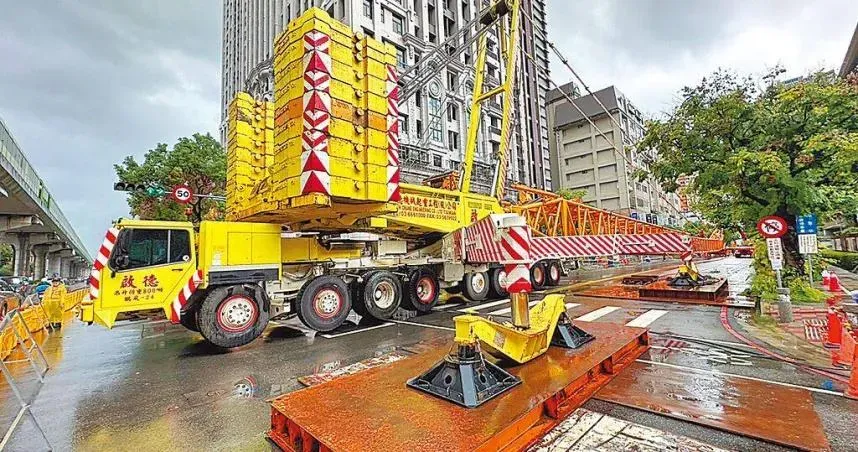 興富發14日展開文心愛悅工地塔吊拆除作業14日進行大型吊車吊臂組裝及加固作業。（圖／台中市都發局提供）