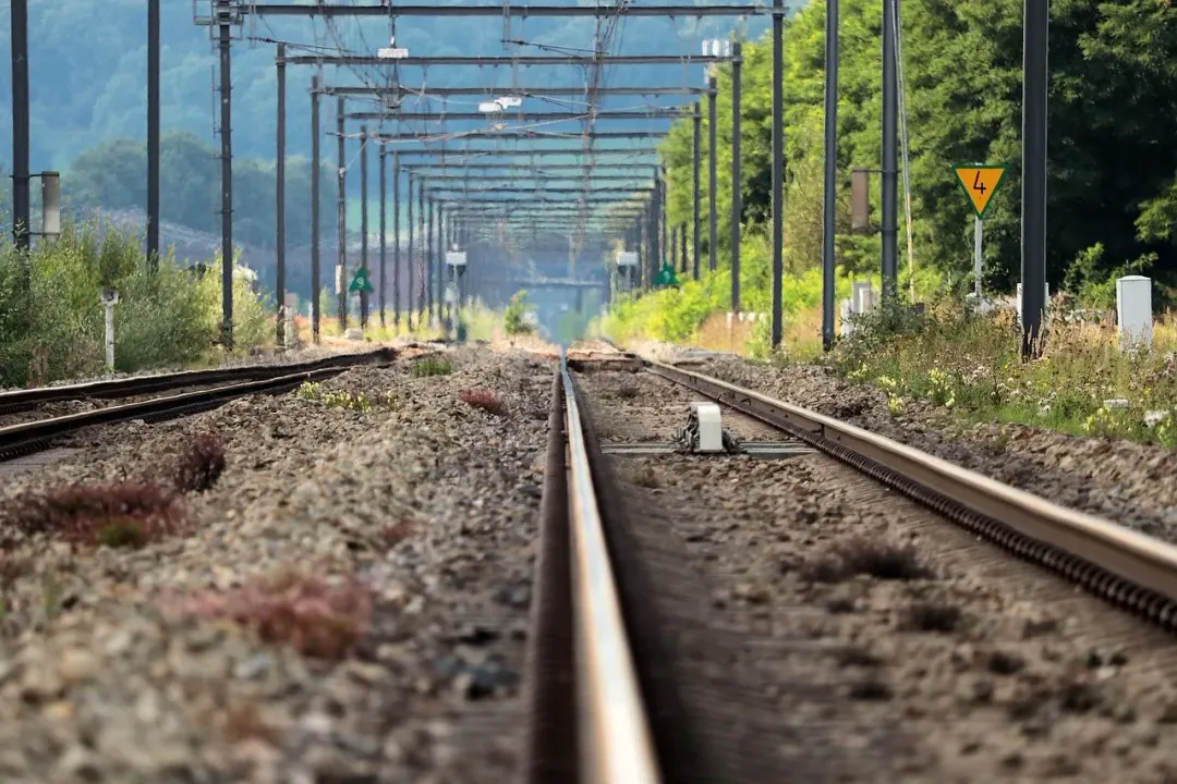法國一輛軍用卡車與高速列車在平交道上發生撞擊。（示意圖／PIXABAY）