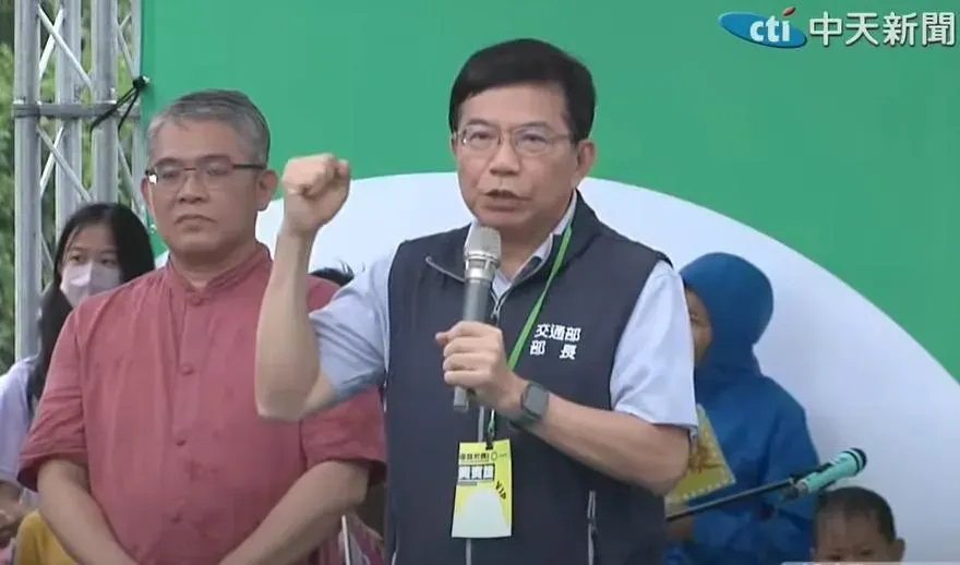 交通部長王國材質疑柯文哲在市長任內為何不解決內湖交通問題。（圖／中天新聞）