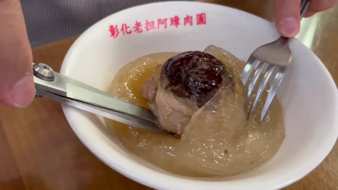 彰化名店「阿璋肉圓」自今(1)日起每顆調漲5元。(圖/中天新聞)