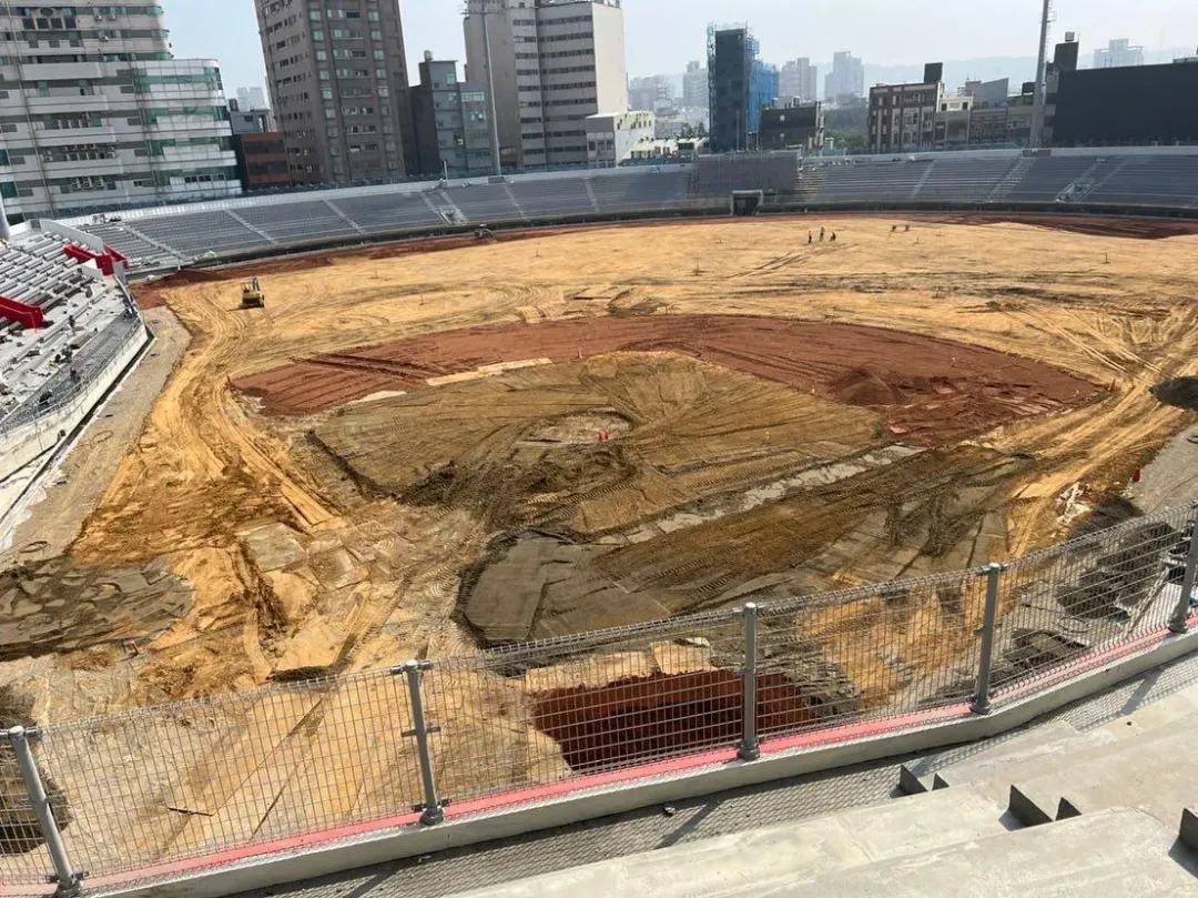 新竹棒球場開挖後發現有水泥石塊、廢棄手套、紅磚(攝自中天新聞)
