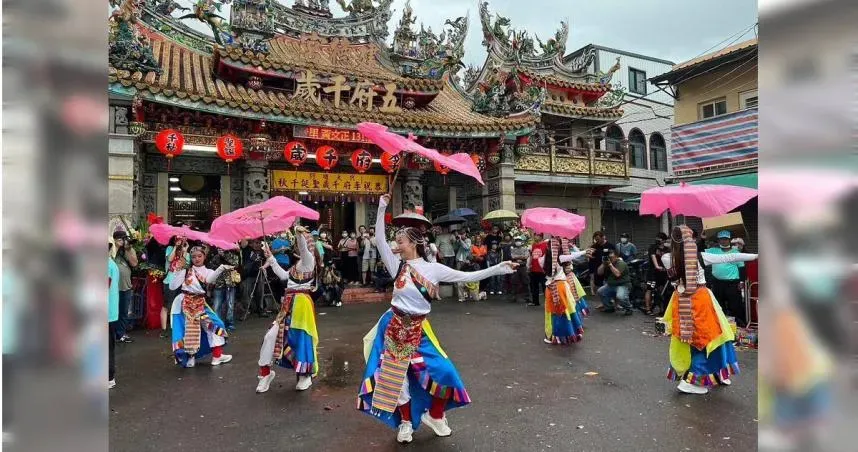 「東方藝術團」成立至今近30年,以結合東方民俗文化的表演聞名世界,更有「最美麗LV等級陣頭」稱號,卻遭控性醜聞。(圖/翻攝東方藝術團臉書)