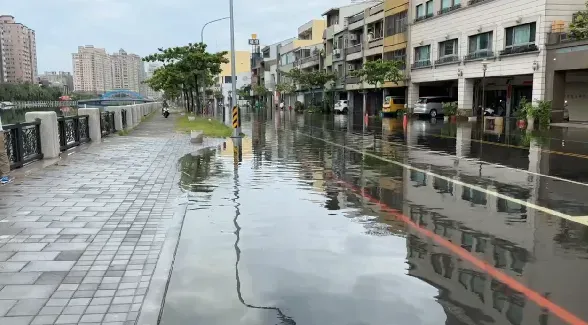 台南安平運河河水倒灌。（圖／中天新聞）