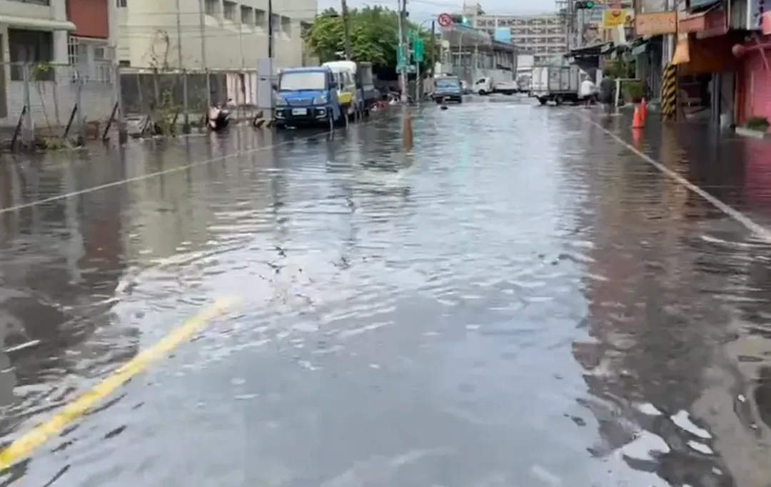 河東路淹水。(圖/中天新聞)