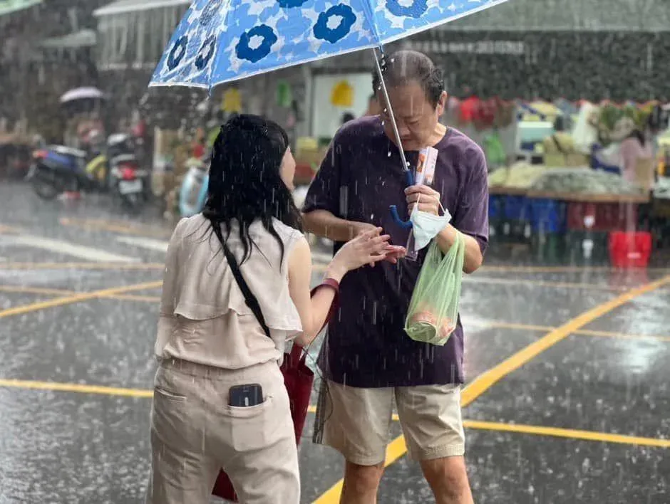 網友看到高嘉瑜把手機放在褲子後面驚喊不怕手機淋溼嗎。(圖取自高嘉瑜臉書)
