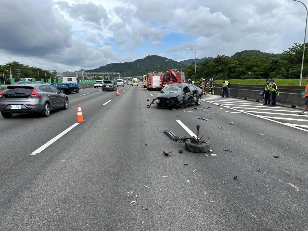 車禍現場地上散佈各種零件,黑色自小客車被撞的稀碎。(圖/中天新聞)