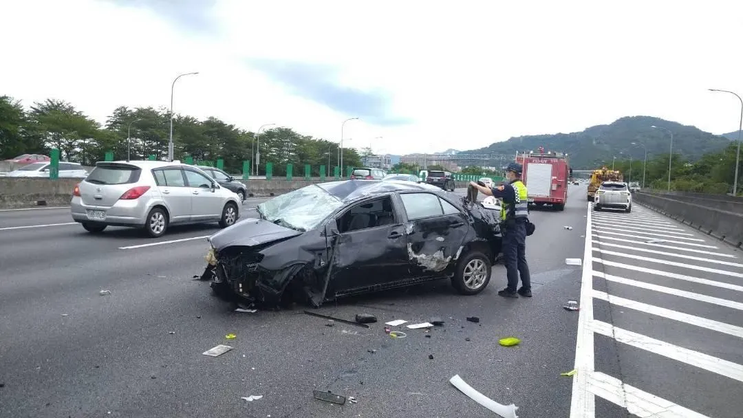 國道3號樹林路段31日下午發生碰撞車禍,撞爛自小客車車頭,駕駛也有傷勢。(圖/中天新聞)