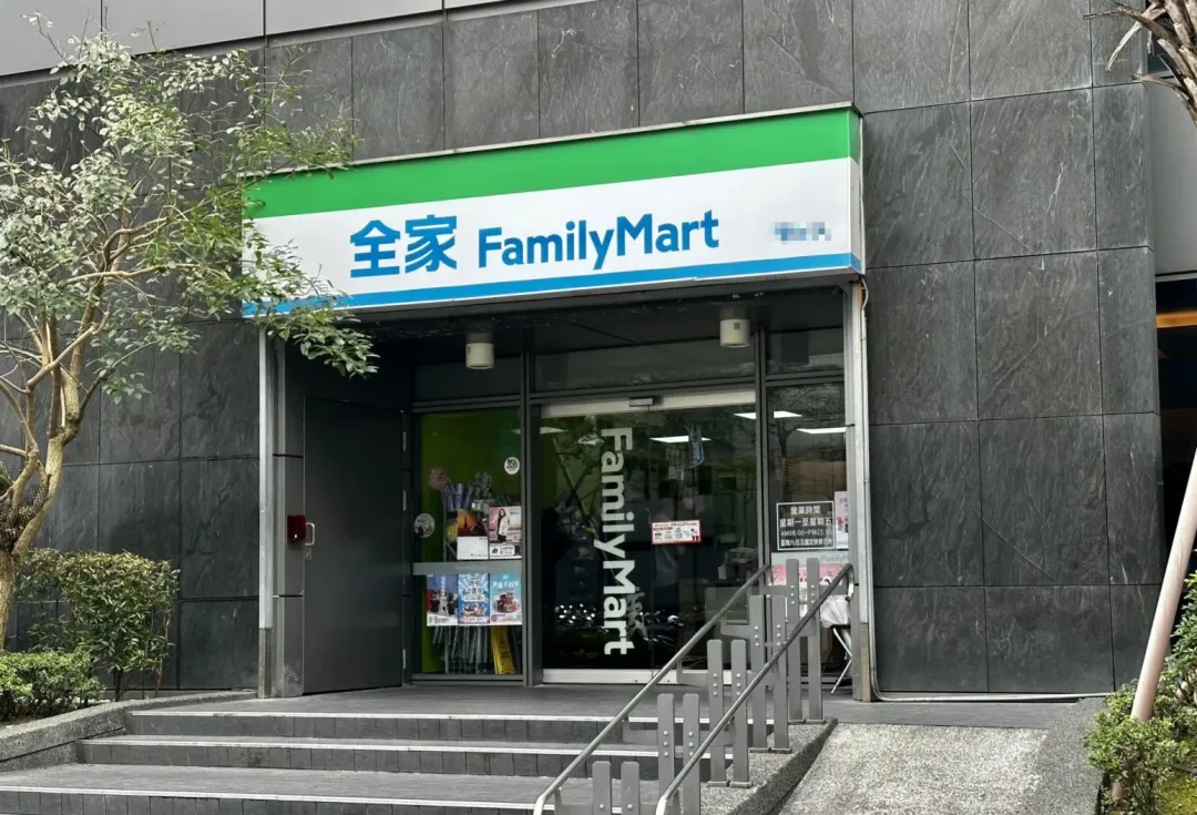 全家店員製作咖啡時習慣碰到東西消毒被民眾讚爆。(示意圖/中天新聞)
